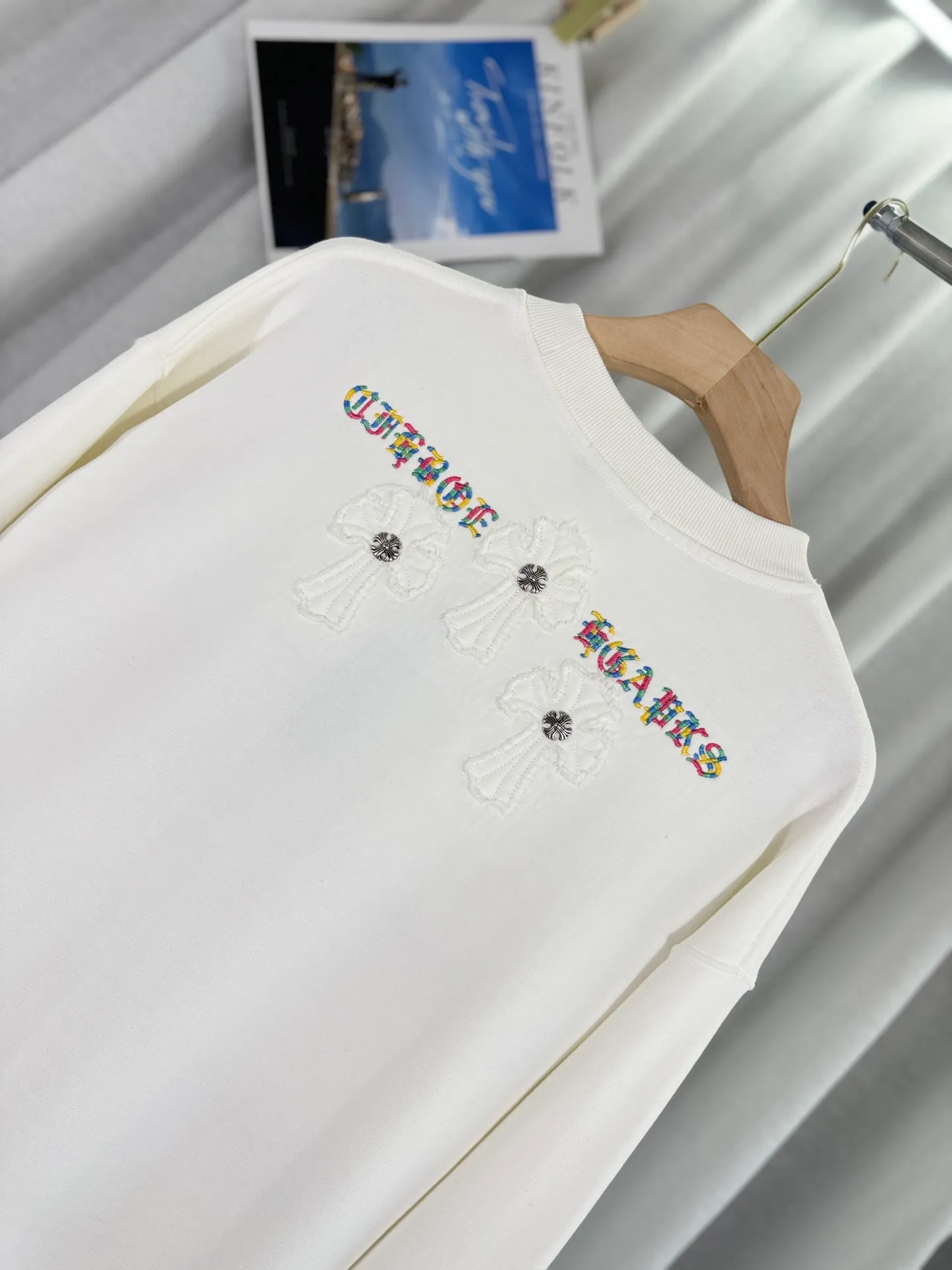 P260 top version, real shot without P, ​​different from market currency) 𝗖𝗵𝗿𝗼𝗺𝗲 𝗛𝗲𝗮𝗿𝘁𝘀/Cro Heart 2025 patch embroidery autumn and winter new original single counter American laser burnt 3D three-dimensional color embroidery couple casual sweatshirt 👑The highest version! Customized fabric 440g tripe terry fabric! American acid-washed and distressed original fabric laser burnt ✟appliqué embroidery and exquisite embroidery of letters! The best-selling model in the counter, very comfortable to wear. Accessories: original molded and authenticated collar label➕100% silk wash label. Genuine purchase-grade original hangtag��matching hanging rope➕3D hanging beads➕original packaging bag. Craftsmanship: The original version has consistent wiring! The highest version of the armhole matching technique! Color: White Black Size: S M L XL Style Number: 25-301